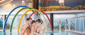 Une famille dans la piscine Une famille dans la piscine